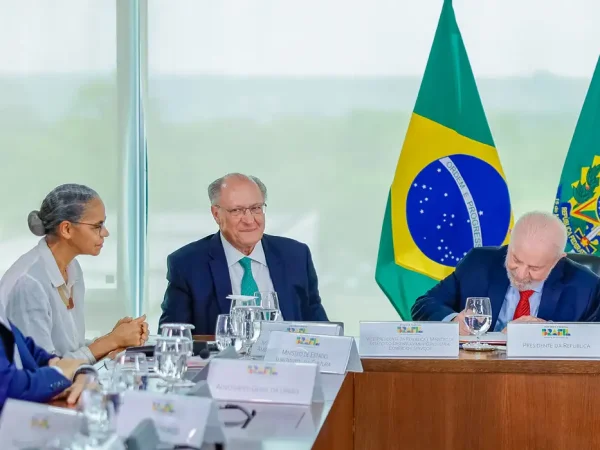 Brasília (DF), 15/10/2024 - Presidente da República, Luiz Inácio Lula da Silva, durante reunião com o Ministro da Justiça e Segurança Pública, Ricardo Lewandowski, e Ministra do Meio Ambiente e Mudança do Clima, Marina Silva, para envio do Projeto de Lei que aumenta as sanções penais para crimes ambientais, no Palácio do Planalto. Foto: Ricardo Stuckert/PR