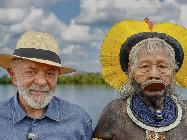Presidente da República, Luiz Inácio Lula da Silva, durante cerimônia de homenagem ao Presidente da República e à Senhora Janja Lula da Silva pelo Cacique Raoni Metuktire e de condecoração do Cacique Raoni Metuktire com a Grã-Cruz da Ordem Nacional do Mérito pelo Presidente da República.
Aldeia Piaraçu, Terra Indígena Capoto/Jarina - MT

Foto: Ricardo Stuckert / PR