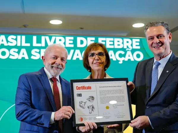 Paris, 06/06/2025 - Presidente da República, Luiz Inácio Lula da Silva, acompanhado do ministro da Agricultura, Carlos Fávaro, e da diretora-geral da OMSA, Emmanuelle Soubeyran, durante Cerimônia de certificação do Brasil como país livre de febre aftosa sem vacinação pela Organização Mundial de Saúde Animal (OMSA). Foto: Ricardo Stuckert/PR