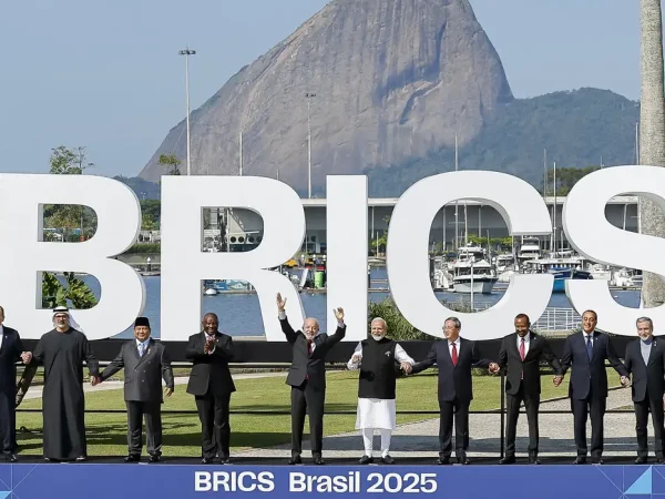 06.07.2025 - Presidente da República, Luiz Inácio Lula da Silva, posa para Fotografia de família dos Chefes de Estado e de Governo dos países-membros do BRICS, no Museu de Arte Moderna (MAM). Na foto (da esquerda para a direita): Ministro das Relações Exteriores da Rússia, Sergey Lavrov; Xeique Khaled bin Mohamed bin Zayed Al Nahyan; Príncipe Herdeiro de Abu Dhabi, Xeique Khaled bin Mohamed bin Zayed Al Nahyan; Presidente da Indonésia, Prabowo Subianto; Presidente da África do Sul, Cyril Ramaphosa; Presidente da República, Luiz Inácio Lula da Silva; Primeiro-Ministro da Índia, Narendra Modi; Primeiro-Ministro da República Popular da China, Li Qiang; Primeiro-Ministro da República Democrática Federal da Etiópia, Abiy Ahmed Ali; Primeiro-Ministro do Egito, Mostafa Kemal Madbouly e o Ministro das Relações Exteriores da República Islâmica do Irã, Seyed Abbas Araghchi. Rio de Janeiro - RJ.

Foto: Ricardo Stuckert / PR