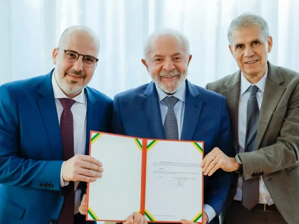 Brasília (DF), 20/08/2025 - Presidente da República, Luiz Inácio Lula da Silva, empossa o novo presidente da Empresa Brasil de Comunicação - EBC, André Basbaum, tendo ao lado o ministro-chefe da Secretaria de Comunicação Social, Sidônio Palmeira, durante cerimônia no Palácio da Alvorada. Foto: Ricardo Stuckert/PR