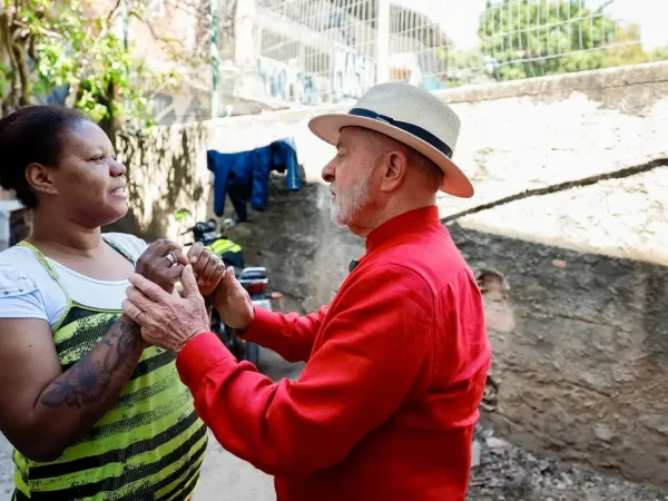 Belo Horizonte (MG), 04/09/2025 - Presidente da República, Luiz Inácio Lula da Silva fala com moradora antes de cerimônia de anúncio do Programa “Gás do Povo”. Foto: Ricardo Stuckert/PR