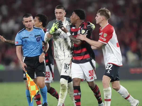 Rio de Janeiro (RJ), 18/09/2025 - Confederação Sul-Americana de Futebol (Conmebol) anulou o segundo cartão amarelo recebido pelo atacante Gonzalo Plata, do Flamengo, na vitória por 2 a 1 para cima do Estudiantes, da Argentina, na última quinta-feira (18), no Maracanã, pelas quartas de final da Libertadores. Foto: Gilvan de Souza/Flamengo