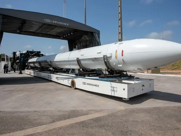 Alcântara (MA) - 16/12/2025 FAB realiza últimos preparativos para lançamento do 1º foguete comercial em território brasileiro. O Foguete HANBIT-Nano, da start-up espacial Innospace, já está posicionado na plataforma do Centro de Lançamento de Alcântara (CLA). Foto: Sgt Vanessa Sonaly/ Divulgação