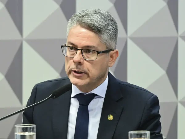 CPI do Crime Organizado (CPICRIME) realiza reunião para ouvir dois convidados. Os depoimentos colaboram com as investigações em andamento sobre o avanço do crime organizado no país. 

A finalidade da comissão é apurar a atuação, expansão e o funcionamento de organizações criminosas no território brasileiro, em especial de facções e milícias, de modo a permitir a identificação de soluções adequadas para o seu combate, especialmente por meio do aperfeiçoamento da legislação atualmente em vigor. 

Mesa: 
relator da CPICRIME, senador Alessandro Vieira (MDB-SE). 

Foto: Geraldo Magela/Agência Senado