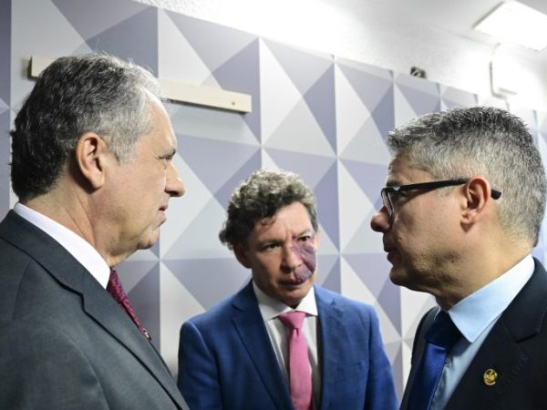 Deputados Carlos Zarattini e Reginaldo Lopes com o relator da MP, senador Alessandro VieiraAlessandro Vieira: a medida provisória atende a vários ditames do ECA Digital - Geraldo Magela/Agência SenadoGeraldo Magela/Agência Senado