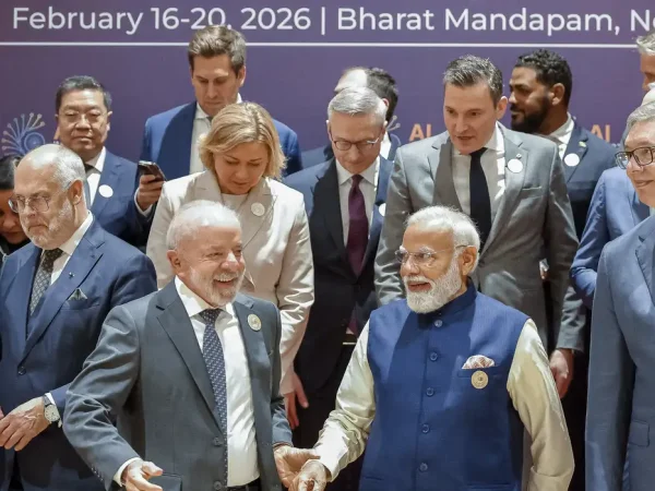19.02.2026 - Presidente da República, Luiz Inácio Lula da Silva e o Primeiro Ministro da Índia, Narendra Modi, durante a Fotografia oficial de Chefes de Estado, Chefes de Governo e Ministros, no Centro de Convenções Bharat Mandapa. Nova Délhi - Índia.  Foto: Ricardo Stuckert / PR