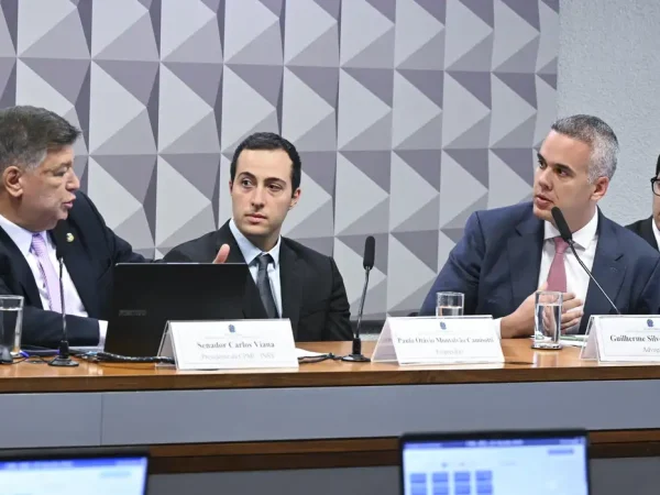 Brasília (DF), 26/02/2026 - Comissão Parlamentar Mista de Inquérito do INSS - 2025 (CPMI - INSS) realiza oitiva de empresário. O objetivo da comissão é investigar fraudes no Instituto Nacional do Seguro Social (INSS), envolvendo descontos irregulares em benefícios de aposentados e pensionistas. Opresidente da CPMI - INSS, senador Carlos Viana (Podemos-MG);
empresário Paulo Otávio Montalvão Camisotti;
advogado do depoente Guilherme Silveira Coelho;
advogado do depoente Vinicius Silva Conceição. Foto: Carlos Moura/Agência Senado