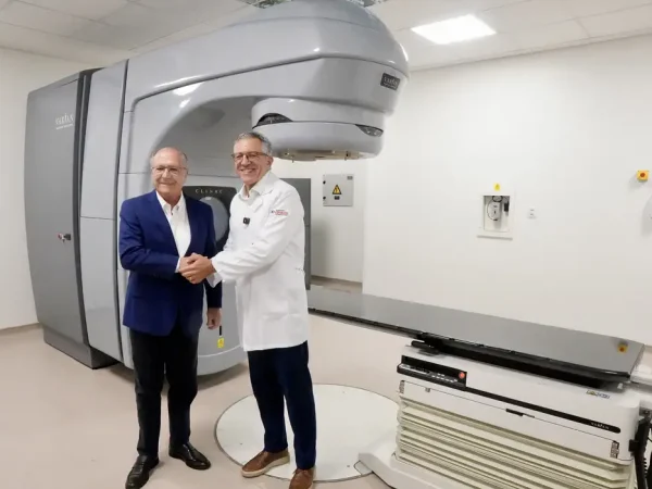 Presidente Prudente (SP), 27/04/2026 - Vice Presidente da República Geraldo Alckmin tendo ao lado o ministro da Saúde, Alexandre Padilha, durante visita e inauguração do novo Centro de Radioterapia do Hospital Regional de Presidente Prudente e entrega de Ambulâncias do SAMU. Foto: Cadu Gomes/VPR