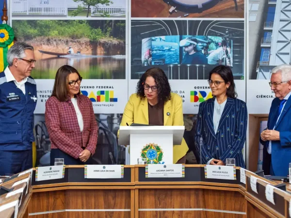 Brasília (DF), 09/06/2026 - Ministra Luciana Santos e presidente do Instituto Alana, jutamente com o ministro da Saúde Alexandre Padilha e a Primeira-dama do Brasil, Janja Lula da Silva, anunciam investimento de R$ 60 milhões para pesquisa em endometriose, dor pélvica e saúde menstrual. As pesquisas devem contribuir para reduzir lacunas de conhecimento sobre a endometriose, que afeta cerca de uma em cada dez meninas e mulheres, segundo estimativas globais divulgadas pela Organização Mundial da Saúde (OMS). Foto: Rodrigo Cabral/ASCOM/MCTI