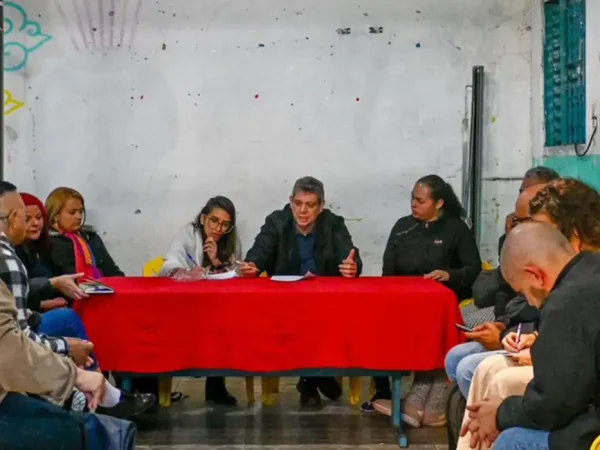 São Paulo (SP), 25/06/2025 - O ministro da Secretaria-Geral da Presidência da República, Márcio Macêdo, fala com moradores durante visita a Favela do Moinho. O ministro reuniu-se com integrantes da associação de moradores para dialogar sobre o acordo de solução habitacional para a comunidade, cujas portarias serão assinadas amanhã, dia 26, pelo presidente Luiz Inácio Lula da Silva, em cerimônia na própria favela. Foto: Ascom/SG-PR