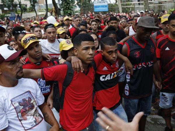 Encontro marcado pelas redes sociais reuniu organizadas do Flamengo e até de outros clubes do Rio — Foto: AP Photo/Silvia Izquierdo