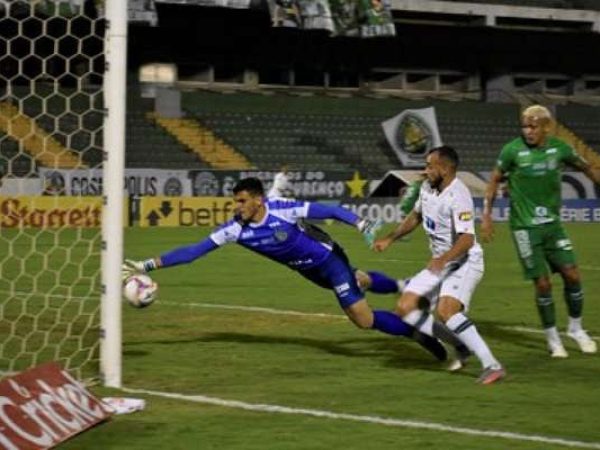Rodolfo teve presença de área e fez o gol do Coelho em Campinas — Foto: Fernando Almeida / América-MG