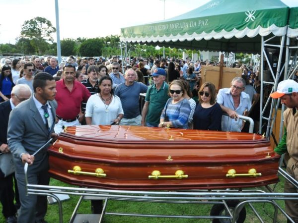 O enterro do “Xerife” foi acompanhado por familiares, autoridades e uma multidão de admiradores (Foto: José Aldenir/Agora Imagens)