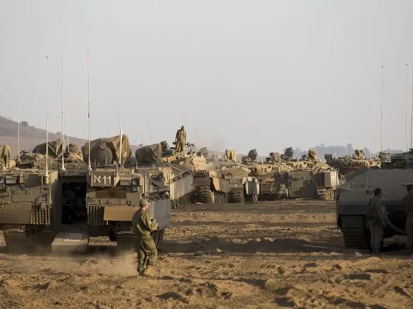 Exército israelense faz exercício militar nas Colinas de Golan, na fronteira de Israel com a Síria. Do lado sírio, um grupo vinculado ao Estado Islâmico, denominado Exército de Jaled bin Wali, domina o território