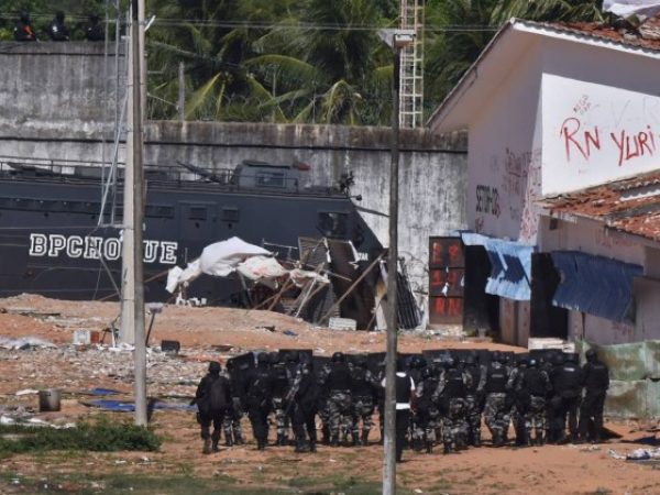 Tropas do Batalhão de Operações Policiais Especiais (BOPE) e do Batalhão de Polícia de Choque (BPChoque) entraram nesta quarta-feira no presídio de Alcaçuz, na Região Metropolitana de NatalFoto: Josemar Gonçalves/Stringer/Reuters