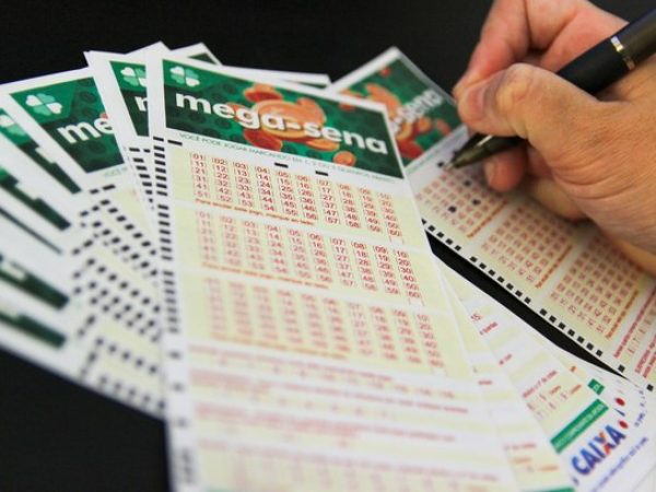 Aposta única da Mega-Sena custa R$ 4,50 e apostas podem ser feitas até às 19h — Foto: Marcelo Brandt/G1