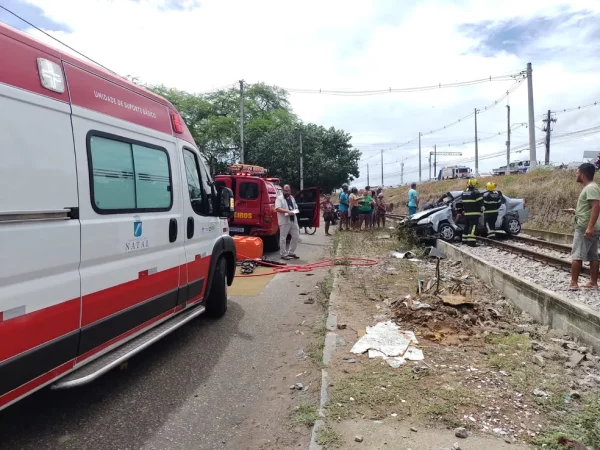 Apesar dos ferimentos, o motorista permaneceu consciente até a chegada dos Bombeiros. — Foto: Lucas Cortez/Inter TV Cabugi