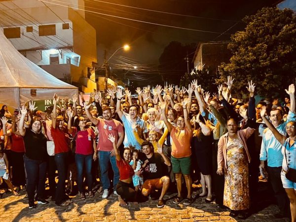 Diversas lideranças e agente mobilizadores que apoiam a candidatura de Neilton. — Foto: Divulgação