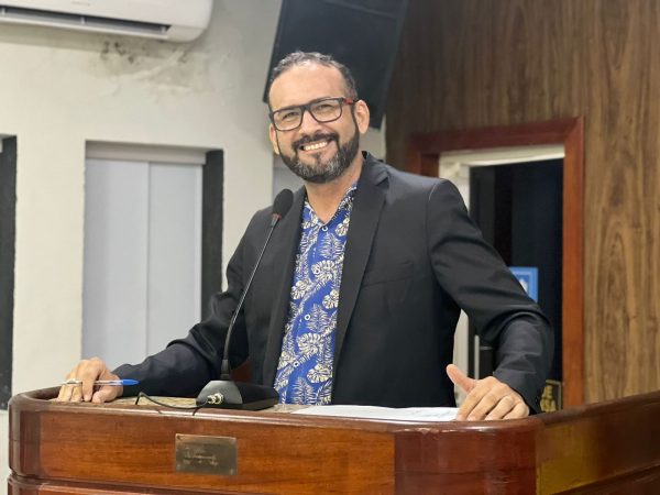 Vereador Andinho Duarte na tribuna da Câmara Municipal de Caicó. — Foto: Divulgação