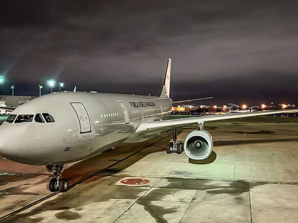 Aeronave KC-30 (Airbus A330 200), da FAB, pousou às 1h45 (horário de Brasília) com 215 brasileiros e 16 pets, após terem sido transportados em segurança das áreas de conflitos - Foto: Gov BR/ FAB
