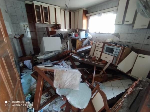 Apesar dos danos na estrutura da residência, ninguém se feriu — Foto: Reprodução
