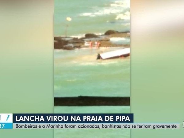 Acidente ocorreu na tarde do sábado (16) quando grupo de turistas do Ceará retornava de passeio na Praia de Pipa, Tibau do Sul — Foto: Reprodução/TV Globo