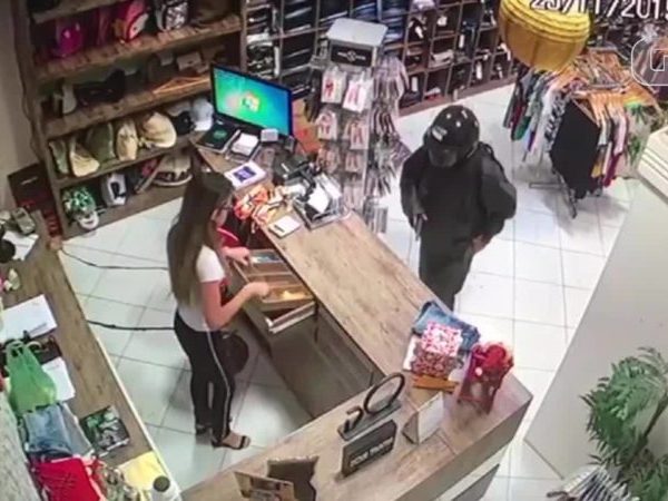 Vídeo mostra assalto em que mulher é baleada na cabeça — Foto: Reprodução/G1