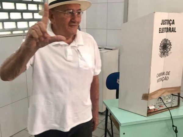 O parlamentar estava vestindo camisa branca e ao sair da cabine de votação fez o sinal do ‘L’. — Foto: Reprodução