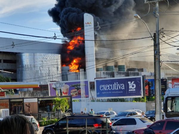 Incêndio atingiu maior shopping da capital potiguar — Foto: Redes sociais