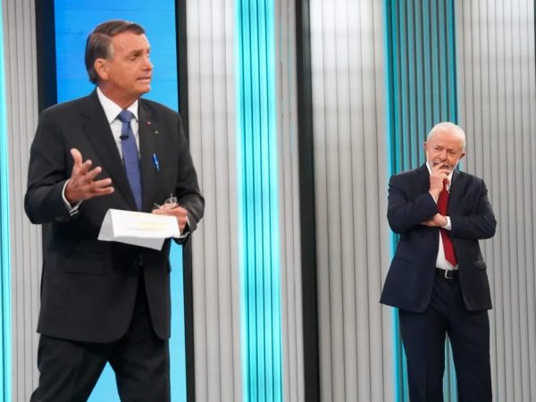 Bolsonaro e Lula durante debate na Rede Globo. — Foto: Reprodução