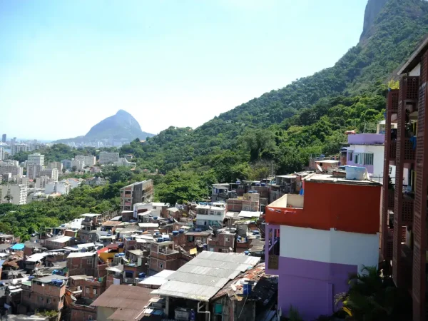 Rio de Janeiro - Oficiais da Força Nacional do Haiti passaram a tarde de hoje (30) conhecendo de perto o trabalho de uma Unidade de Polícia Pacificadora (UPP). Na Favela Dona Marta, na zona sul do Rio de Janeiro, cinco policiais visitaram a
