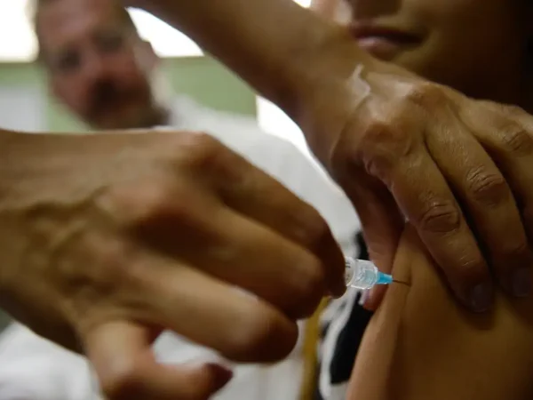 Brasília - Alunas do Centro de Ensino Fundamental 25, em Ceilândia, são vacinadas contra o papiloma vírus humano - HPV (Marcelo Camargo/Agência Brasil)