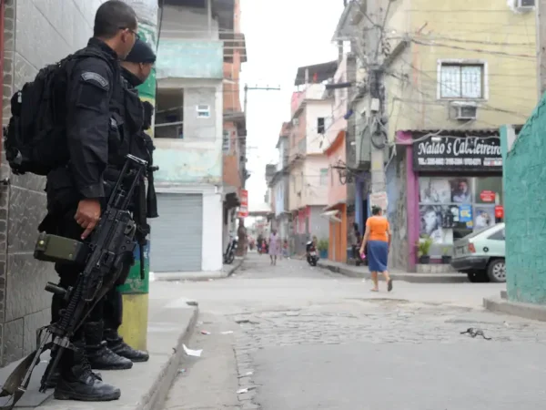 Rio de Janeiro - Na tarde de hoje (25), o Exército chegou ao 22º Batalhão da Polícia Militar, na favela Nova Holanda, no conjunto de favelas da Maré, zona norte da capital fluminense (Tomaz Silva/Agência Brasil)