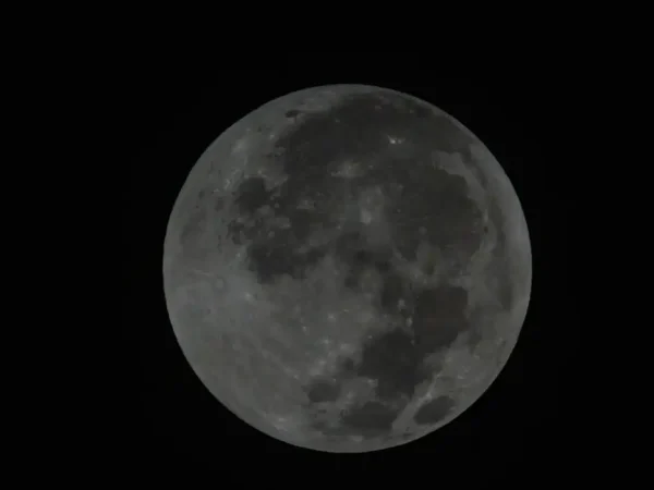 Lua avermelhada chama a atenção de brasilienses na madrugada, durante eclipse total (Marcello Casal Jr/Agência Brasil)