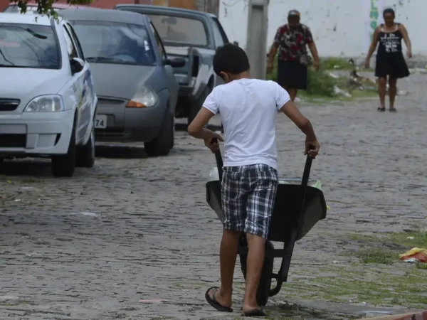 Natal - Aos 12 anos, Natan falta à escola todas as segundas-feiras para trabalhar como carregador em uma feira da cidade (Valter Campanato/Agência Brasil)