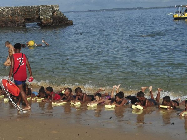 Salvador - Dezenas de crianças fazem aulas de natação na Praia da Barra depois que a única piscina pública da cidade foi aterrada para as obras da Copa do Mundo (Antonio Cruz/Agência Brasil)