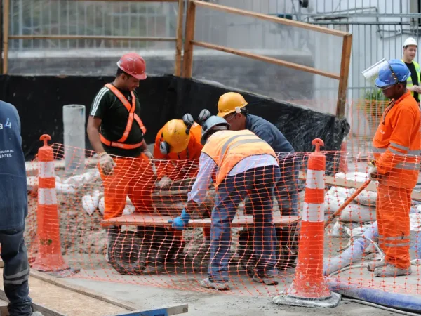 Rio de Janeiro - Devesa Civil afirmou que não há riscos nas estruturas dos prédios da rua onde calçada cedeu por conta das obras da construção da linha 4 do metrô, em Ipanema, zona sul do Rio.