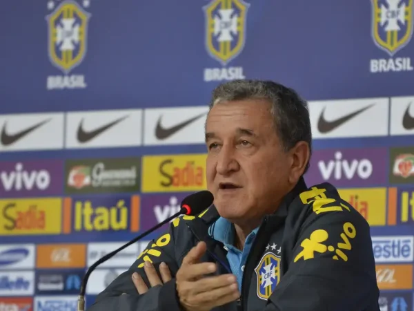 Equipe técnica dá coletiva no centro de mídia na Granja Comary. Na foto, o coordenador técnico, Carlos Alberto Parreira (Tomaz Silva/Agência Brasil)