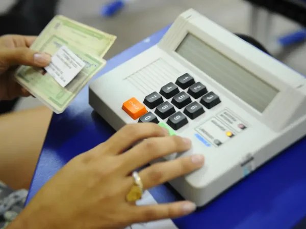 Eleitores comparecem ás seções eleitorais para votarem no segundo turno das Eleilções 2014 na cidade de Belém, no Pará (Tânia Rêgo/Agência Brasil)