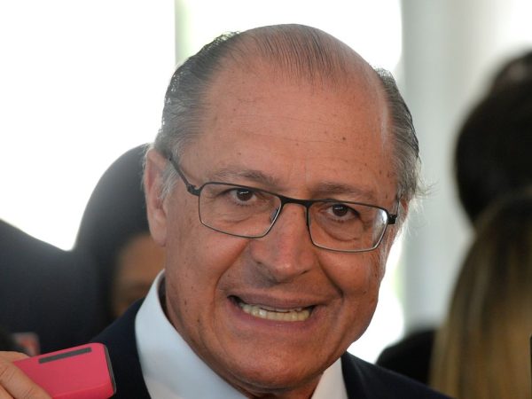 O governador de São Paulo, Geraldo Alckmim, fala à imprensa após audiência com a presidenta Dilma Rousseff, no Palácio do Planalto (Wilson Dias/Agência Brasil)
