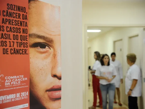 Pacientes são examinados durante campanha do Dia Nacional de Combate ao Câncer de Pele no Hospital Federal de Ipanema.(Fernando Frazão/Agência Brasil)