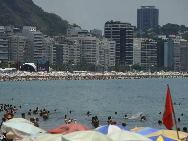 Banhistas lotam a praia de Copacabana no último dia de 2014 (Fernando Frazão/Agência Brasil)