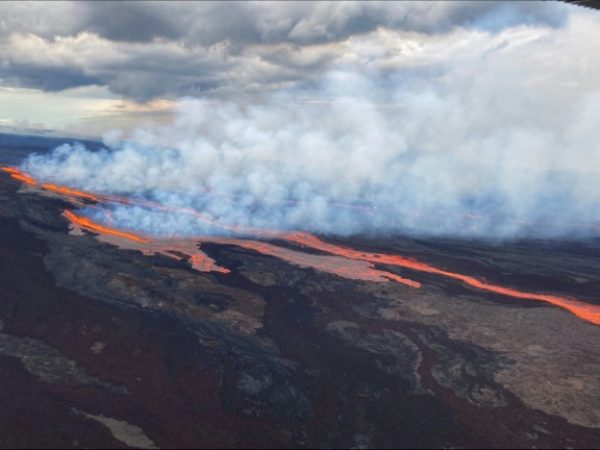 Fluxos de rocha derretida foram avistados no cume do Mauna Loa, um dos cinco vulcões do Parque Nacional dos Vulcões do Havaí. — Foto: Reprodução