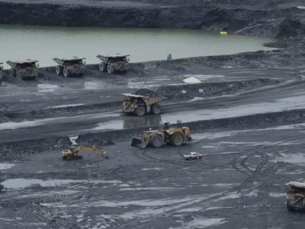 A mineração no chamado Morro do Ouro, liderada pela empresa canadense Kinross Gold Corporation, representa a principal atividade industrial para a geração de emprego e renda na região (José Cruz/Agência Brasil)