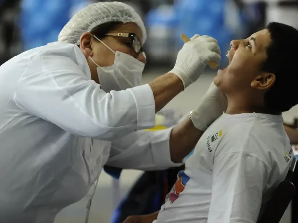 No Dia Mundial do Sorriso, a Oral-B e o programa Dentista do Bem realizam a terceira edição da maior triagem odontológica do mundo, atendendo jovens na quadra da Unidos de Vila Isabel (Tânia Rêgo/Agência Brasil)