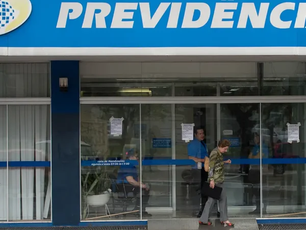 Servidores do Instituto Nacional do Seguro Social (INSS) entraram em greve por tempo indeterminado. Eles reivindicam reajuste salarial de 27,5% e melhores condições de trabalho (Marcelo Camargo/Agência Brasil)