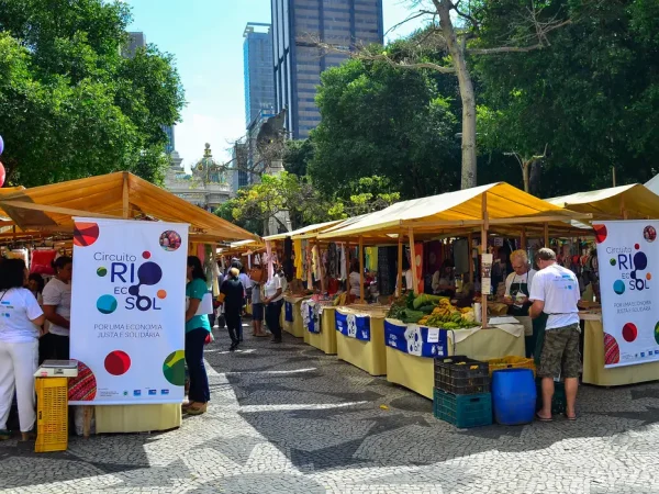 Artesãos de vários municípios fluminenses participam do 5º Festival de Economia Solidária, na Cinelândia, no centro da capital (Tomaz Silva/Agência Brasil)