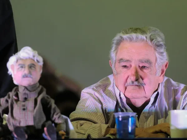 O ex-presidente e senador do Uruguai José Mujica durante encontro com estudantes na concha acústica da Universidade do Estado do Rio de Janeiro (Uerj), no campus do Maracanã (Fernando Frazão/Agência Brasil)