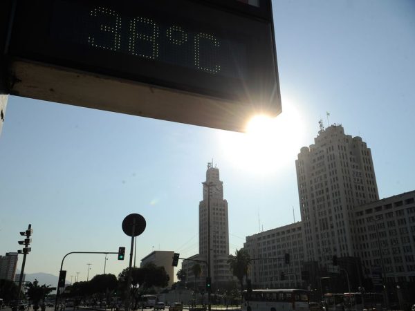 Termômetros registram temperatura alta na região da Central do Brasil durante onda de calor que atinge a cidade do Rio de Janeiro nos últimos dias de inverno. (Fernando Frazão/Agência Brasil)